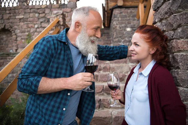 Mature couple drinking wine — Stock Photo