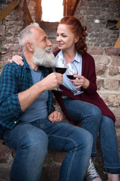 Maduro casal beber vinho — Fotografia de Stock