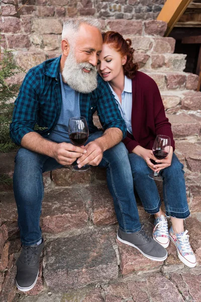 Maduro casal beber vinho — Fotografia de Stock