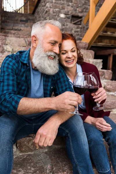 Maduro casal beber vinho — Fotografia de Stock