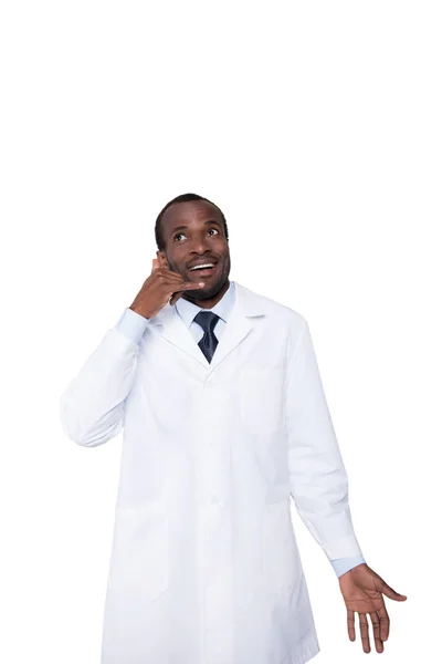 Médico fingiendo hablar por teléfono con la mano - foto de stock