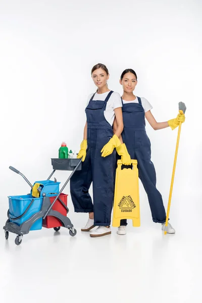 Produtos de limpeza multiculturais com equipamento de limpeza — Fotografia de Stock