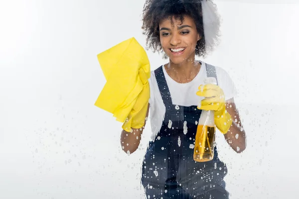 Limpiador afroamericano ventana de limpieza - foto de stock