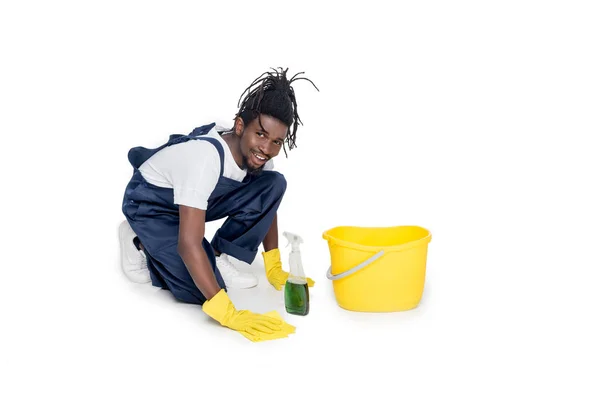 Limpiador afroamericano piso de lavado - foto de stock