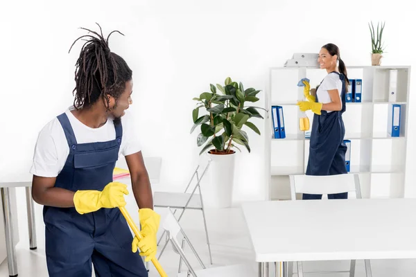 Jóvenes limpiadores trabajando juntos - foto de stock