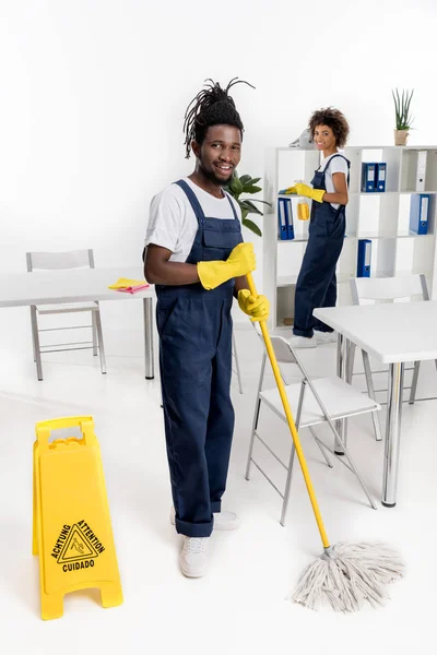 Profissional de limpeza afro-americana — Fotografia de Stock