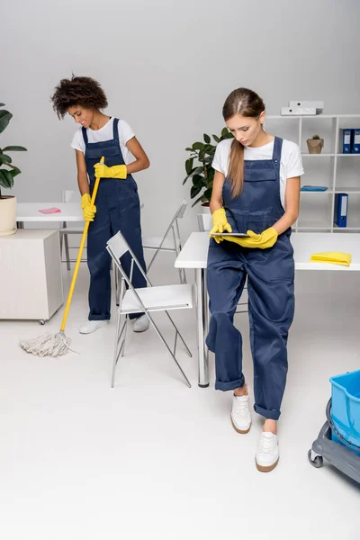 Detergenti femminili che lavorano insieme — Foto stock