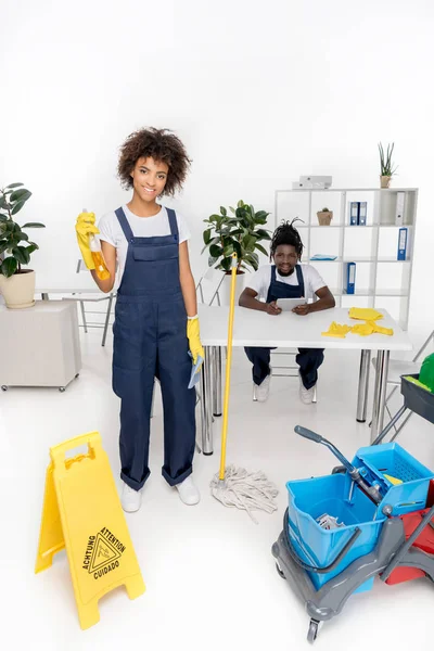 Profissional de limpeza afro-americana — Fotografia de Stock