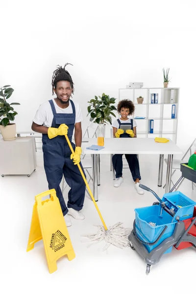 Limpiadores afroamericanos profesionales — Stock Photo