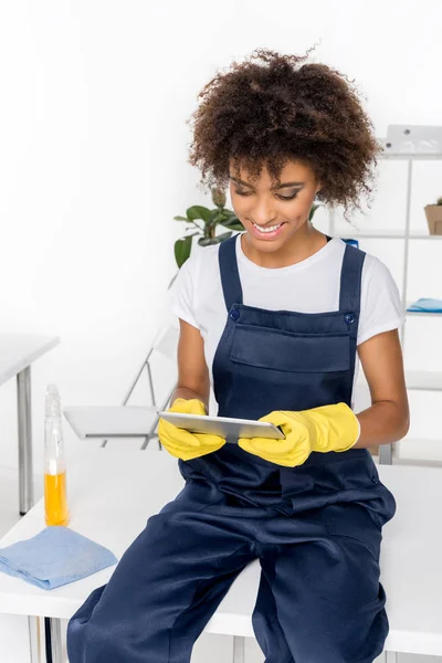 Detergente africano americano con tablet digitale — Foto stock