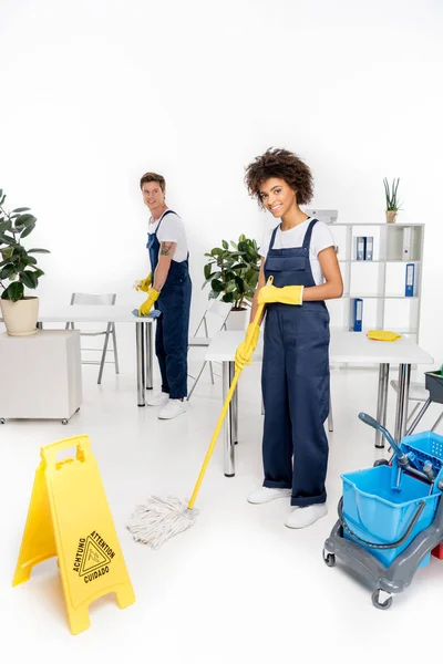 Profesionales jóvenes limpiadores multiétnicos — Stock Photo