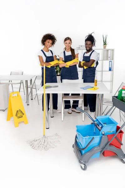 Grupo multiétnico de limpadores profissionais — Fotografia de Stock