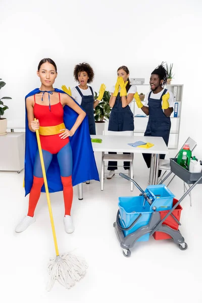 Grupo multiétnico de limpadores profissionais — Fotografia de Stock