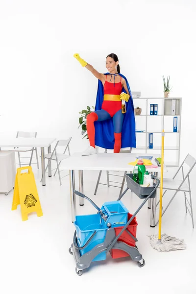 Asiático superhéroe limpiador - foto de stock