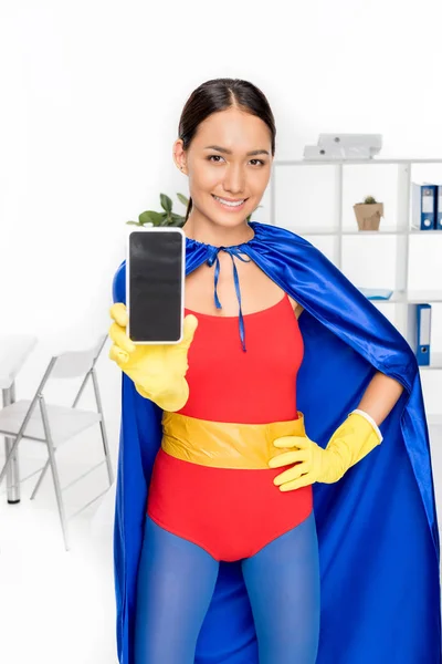Asiático superhéroe limpiador con smartphone - foto de stock