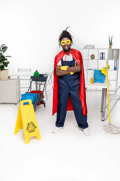 Африканский американский уборщик в костюме супергероя — стоковое фото