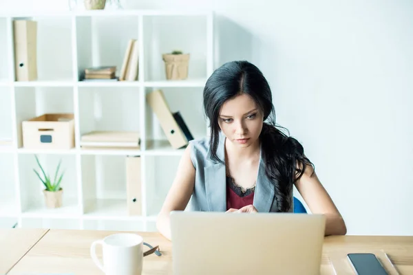 Empresária trabalhando no laptop no escritório — Fotografia de Stock