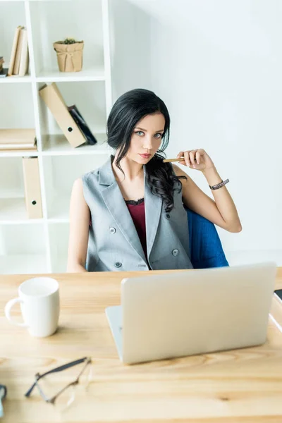 Femme d'affaires sur le lieu de travail avec ordinateur portable — Photo de stock