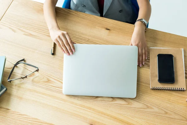 Businesswoman at workplace with laptop — Stock Photo