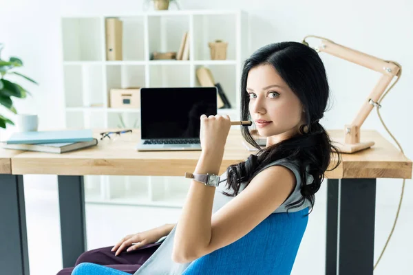 Donna d'affari che riposa sul posto di lavoro — Foto stock