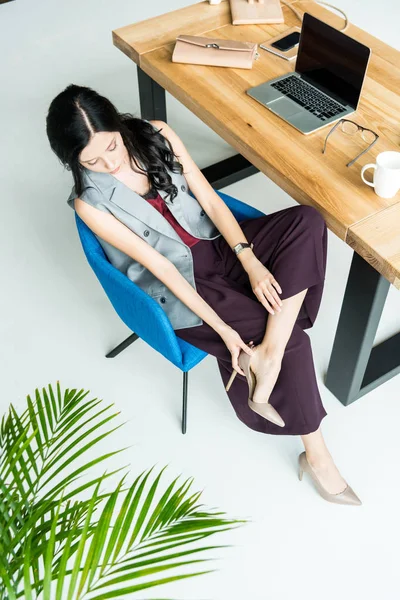 Empresária descansando no local de trabalho — Fotografia de Stock