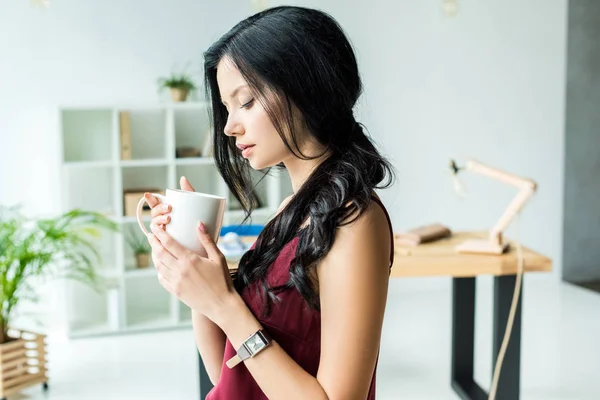 Бізнес-леді з чашкою кави — стокове фото