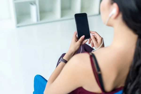 Mujer de negocios en auriculares con smartphone - foto de stock