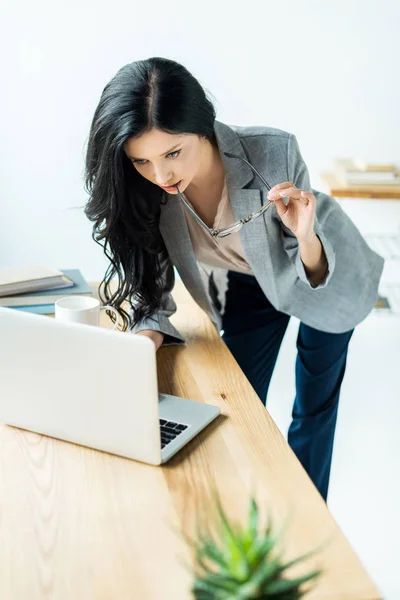Femme d'affaires travaillant sur ordinateur portable dans le bureau — Photo de stock