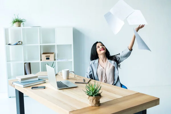 Empresária jogando documentos fora — Fotografia de Stock