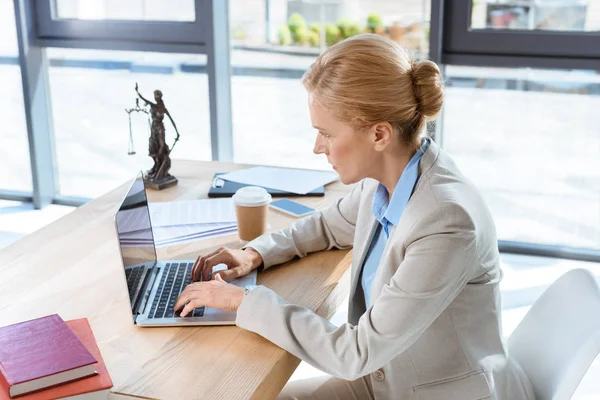 Advogada feminina trabalhando com laptop — Fotografia de Stock
