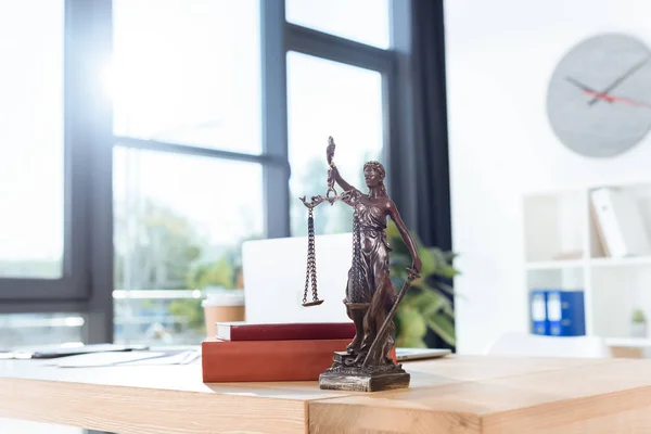 Avocat lieu de travail avec themis sculpture — Photo de stock