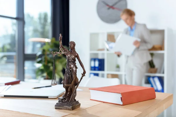 Скульптура Темиса на столе — стоковое фото