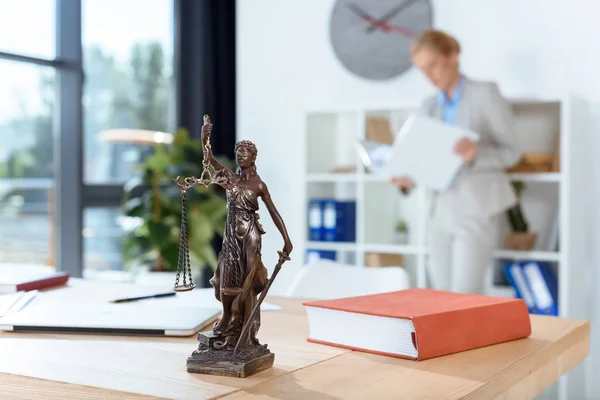 Themis escultura na mesa — Fotografia de Stock