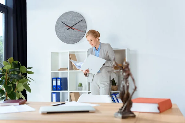 Female lawyer with folder of documents — Stock Photo