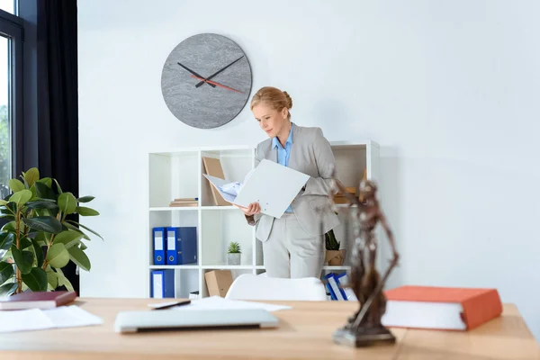 Rechtsanwältin mit Aktenordner — Stockfoto