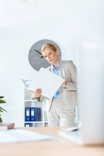 Businesswoman with folder of documents — Stock Photo