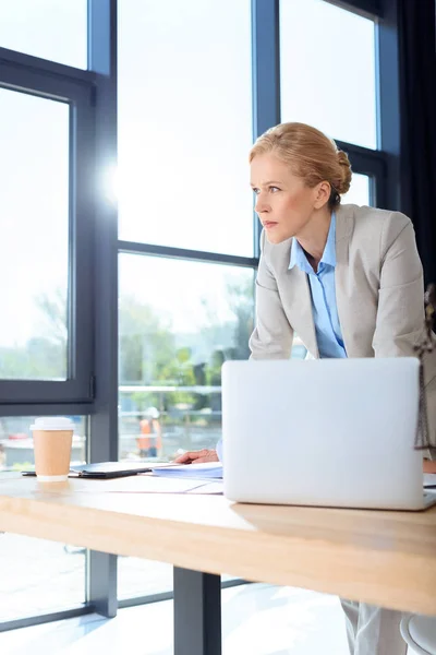 Donna d'affari matura sul posto di lavoro — Foto stock