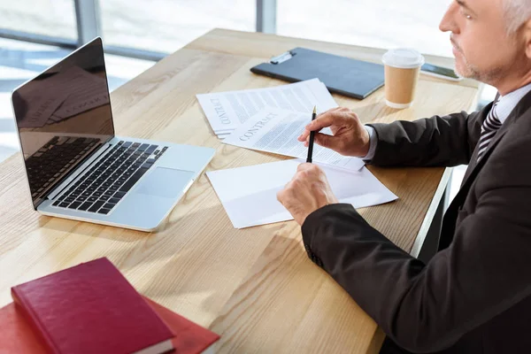 Geschäftsmann schaut auf Laptop — Stockfoto