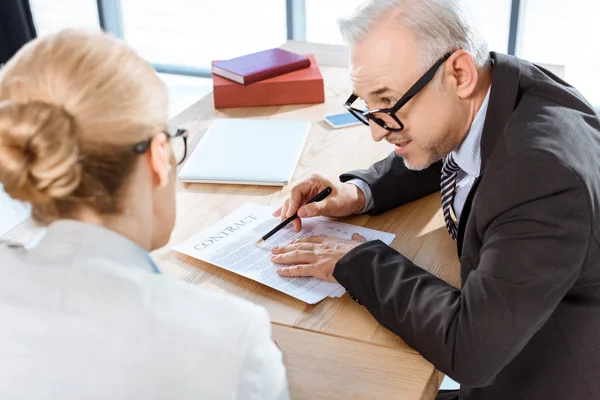 Colleagues discussing contract — Stock Photo