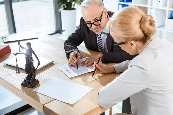 Colleagues discussing contract — Stock Photo