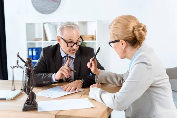 Avocats discutant contrat — Photo de stock