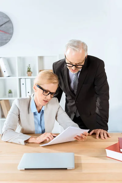 Abogados maduros con papeleo - foto de stock