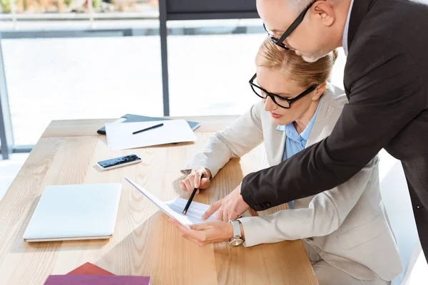 Abogados maduros con papeleo - foto de stock