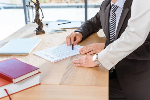 Empresarios discutiendo contrato - foto de stock