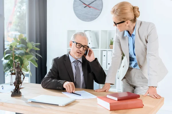 Reife Geschäftsleute arbeiten zusammen — Stockfoto