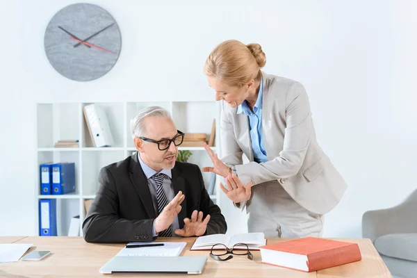 Abogados maduros trabajando juntos - foto de stock