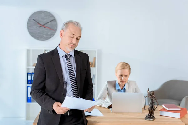 Partenaires commerciaux faisant de la paperasserie — Photo de stock