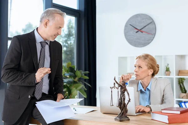 Anwälte diskutieren Pläne — Stockfoto