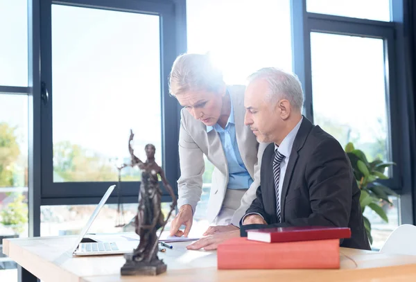 Abogados discutiendo planes - foto de stock
