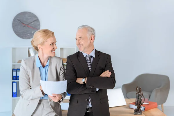 Colegas de negocios en el lugar de trabajo - foto de stock